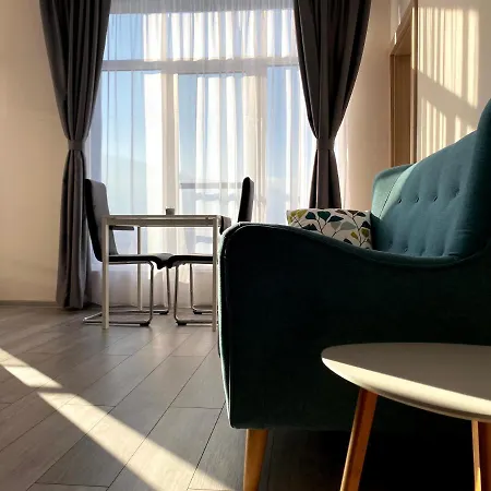 Mountain View Magenta White Apartman