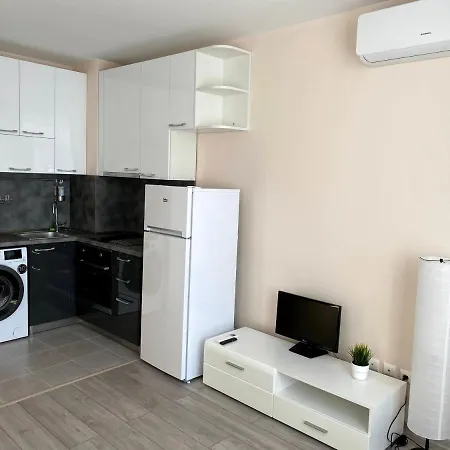 Mountain View Magenta White