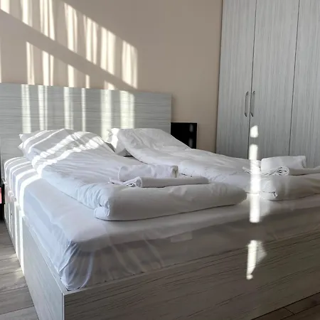 Mountain View Magenta White *