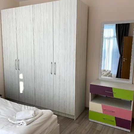Mountain View Magenta White Apartment *