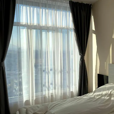 Mountain View Magenta White * סופיה