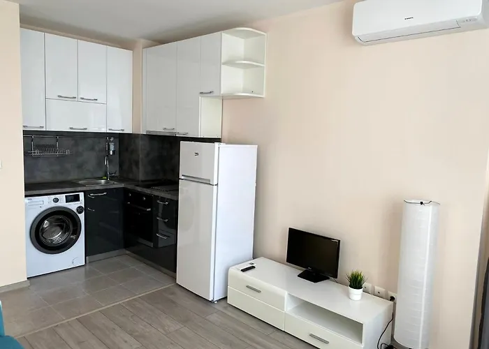 Mountain View Magenta White